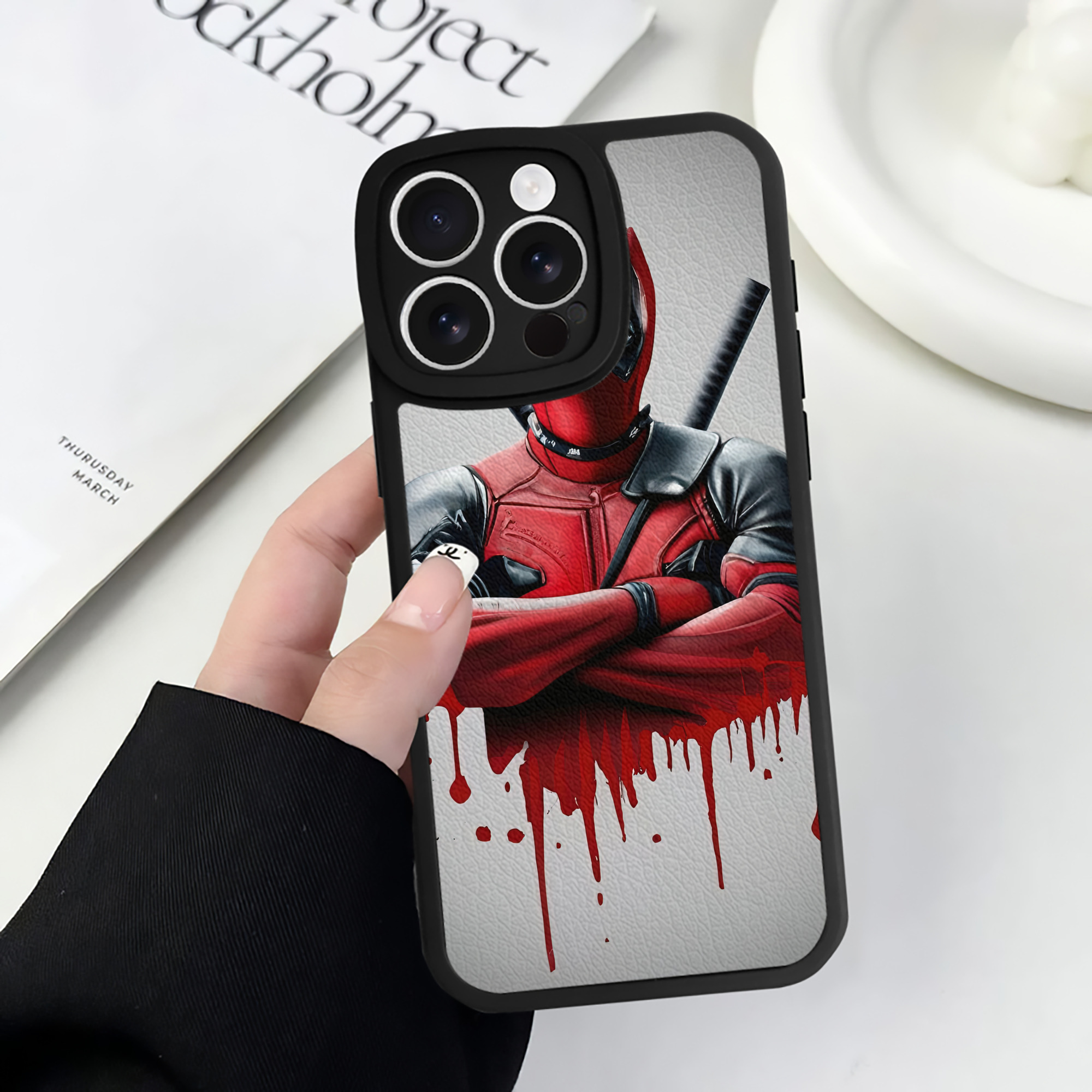 （画像用） Deadpool デッドプール 【iPhone 16シリーズ対応】シリコンスマホケース（レザー調） 材質：シリコン